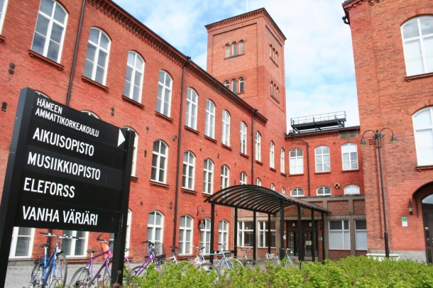 Hämeen ammattikorkeakoulun Forssan kampuksen sisäänkäynti Kehräämö alueella.